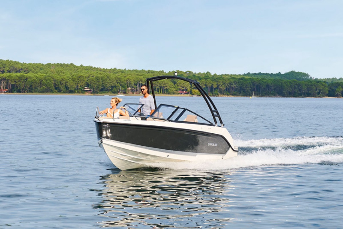 Activ 605 Bowrider 船首 3/4 視角在水面航行