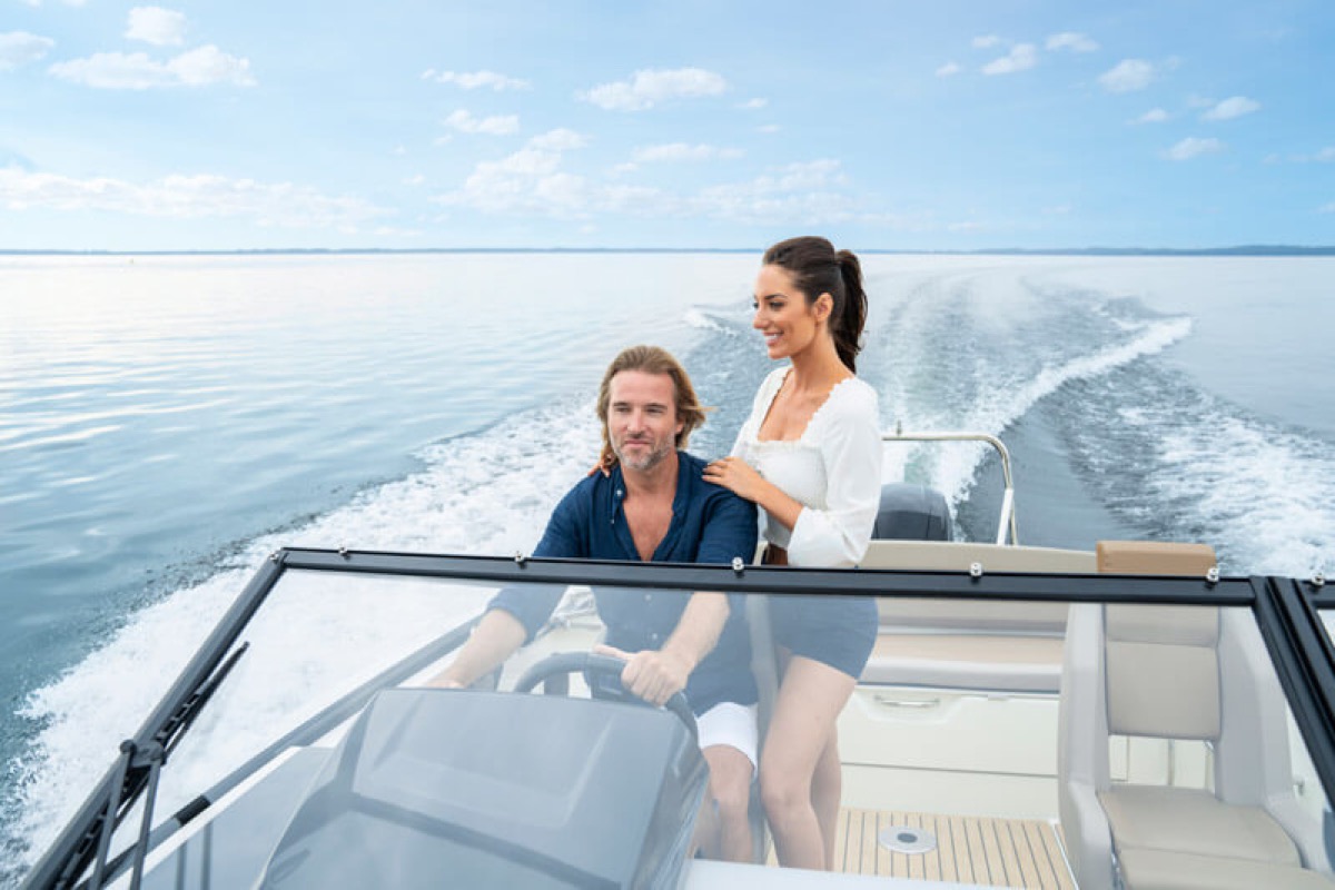 Activ 605 Cruiser helm