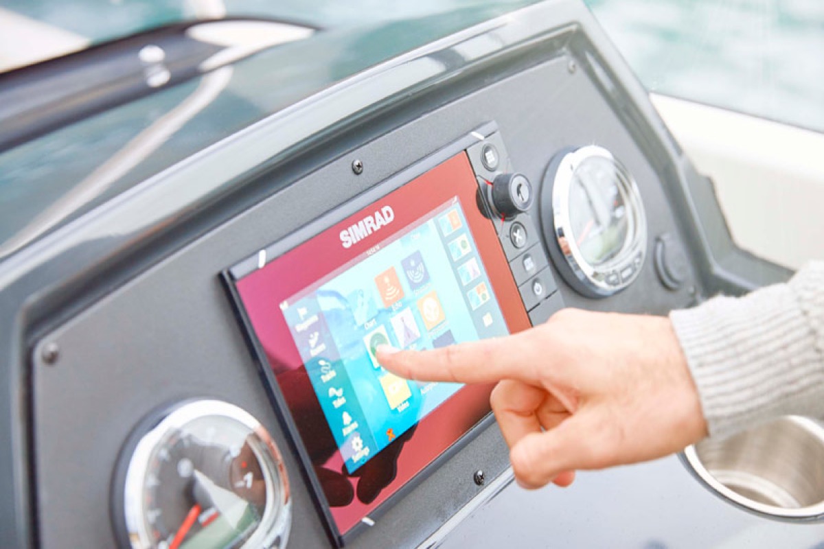 Activ 605 Sundeck Simrad 触控导航屏