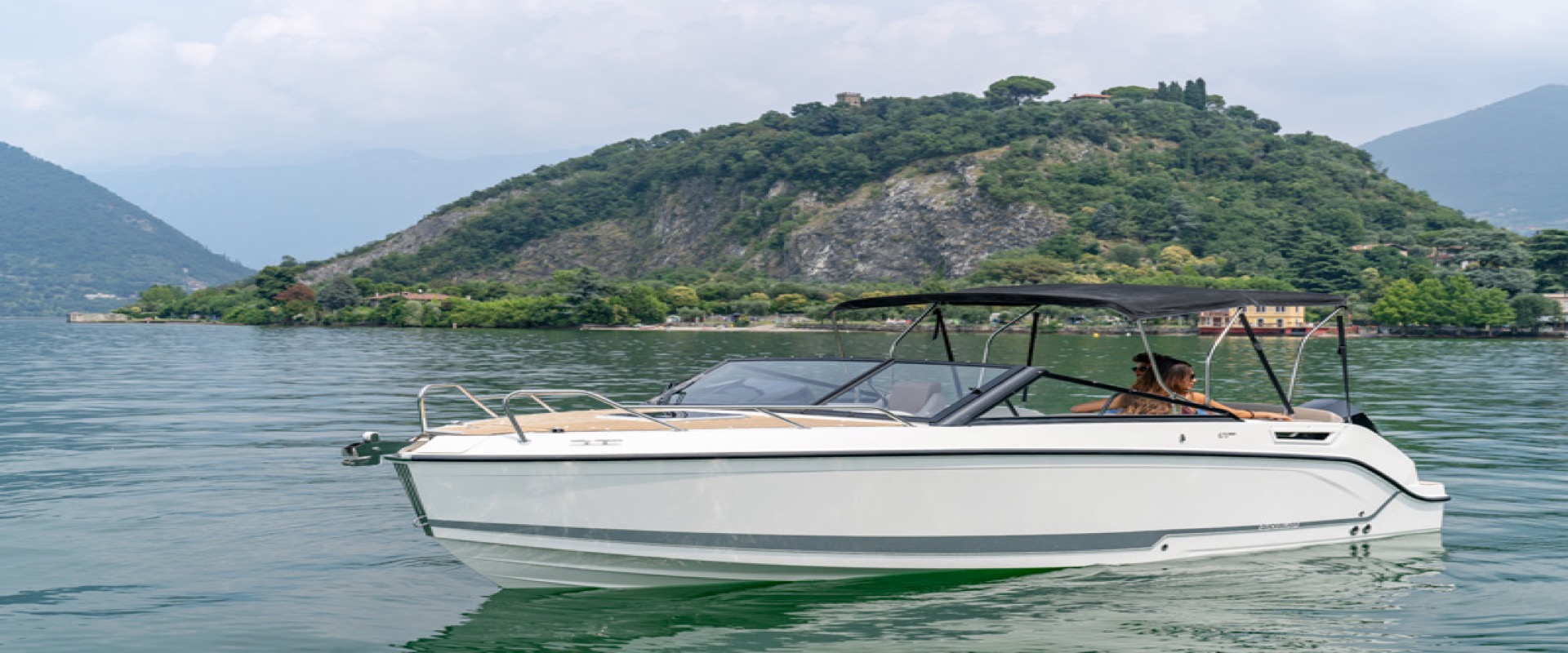 Activ 675 Cruiser 在湖面巡航