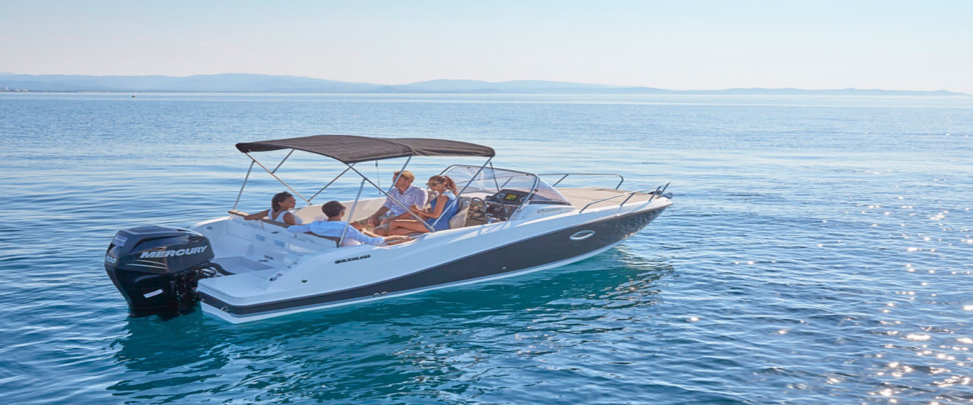 Activ 675 Sundeck 在平靜海面上停泊