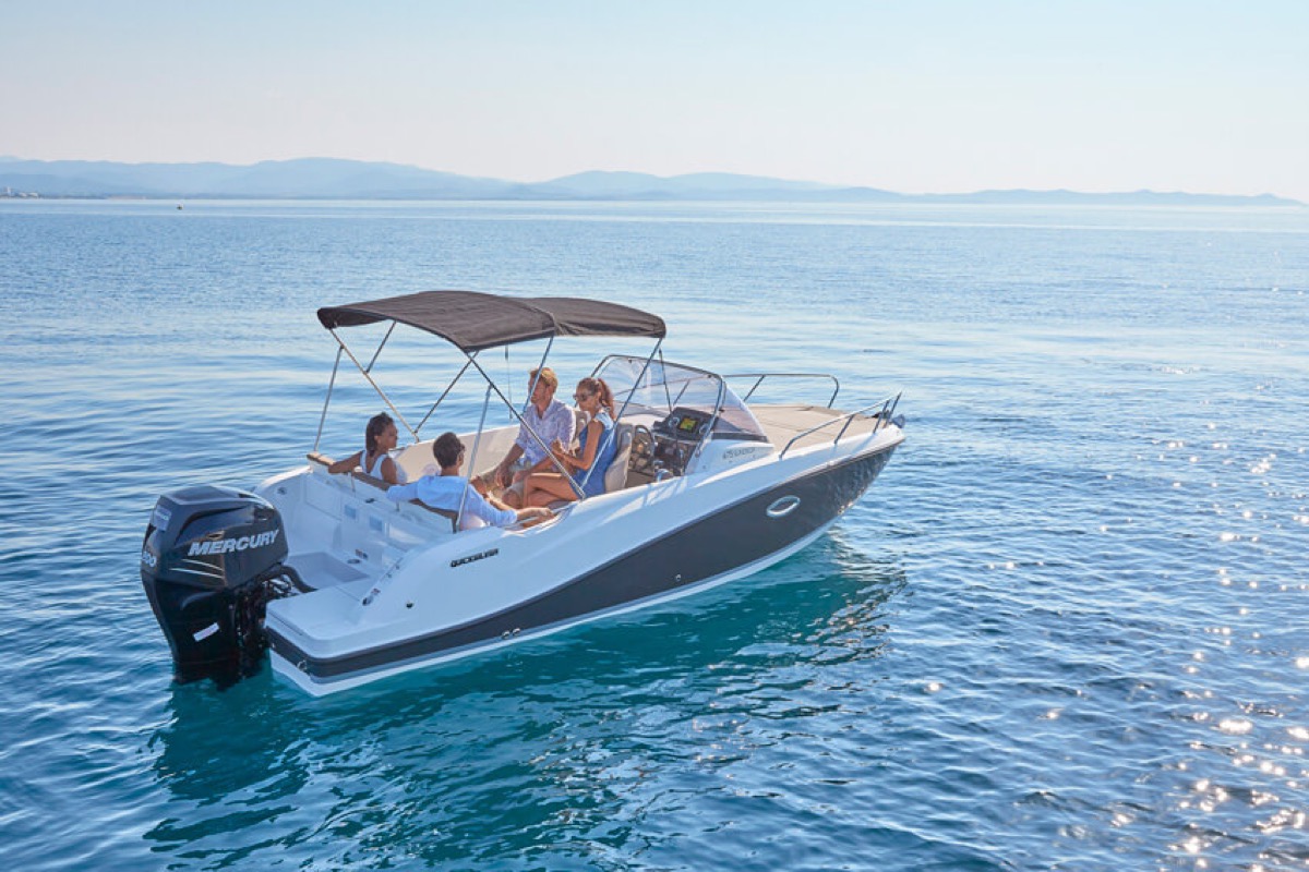 Activ 675 Sundeck 船側輪廓