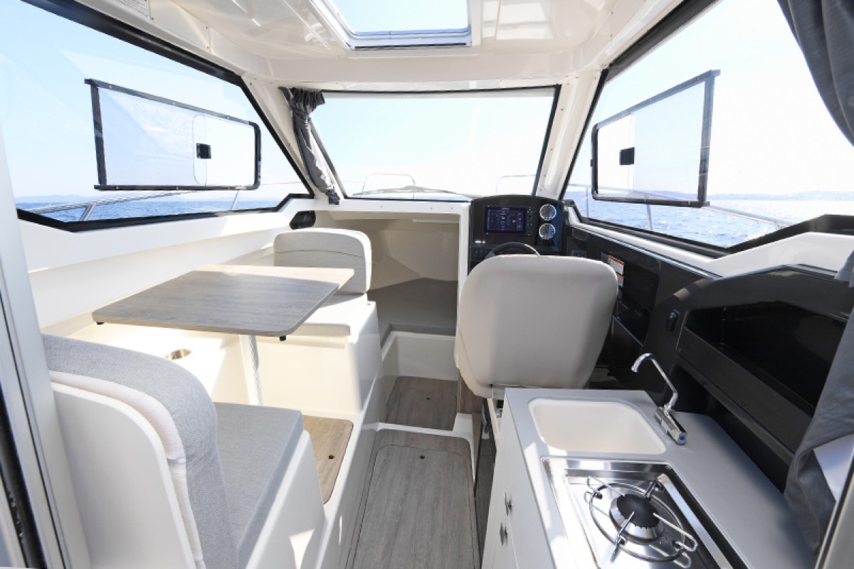 Activ 705 Weekend helm and dinette