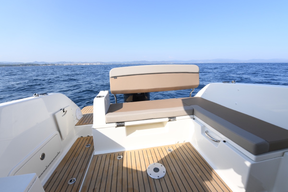 Activ 705 Weekend aft deck seating