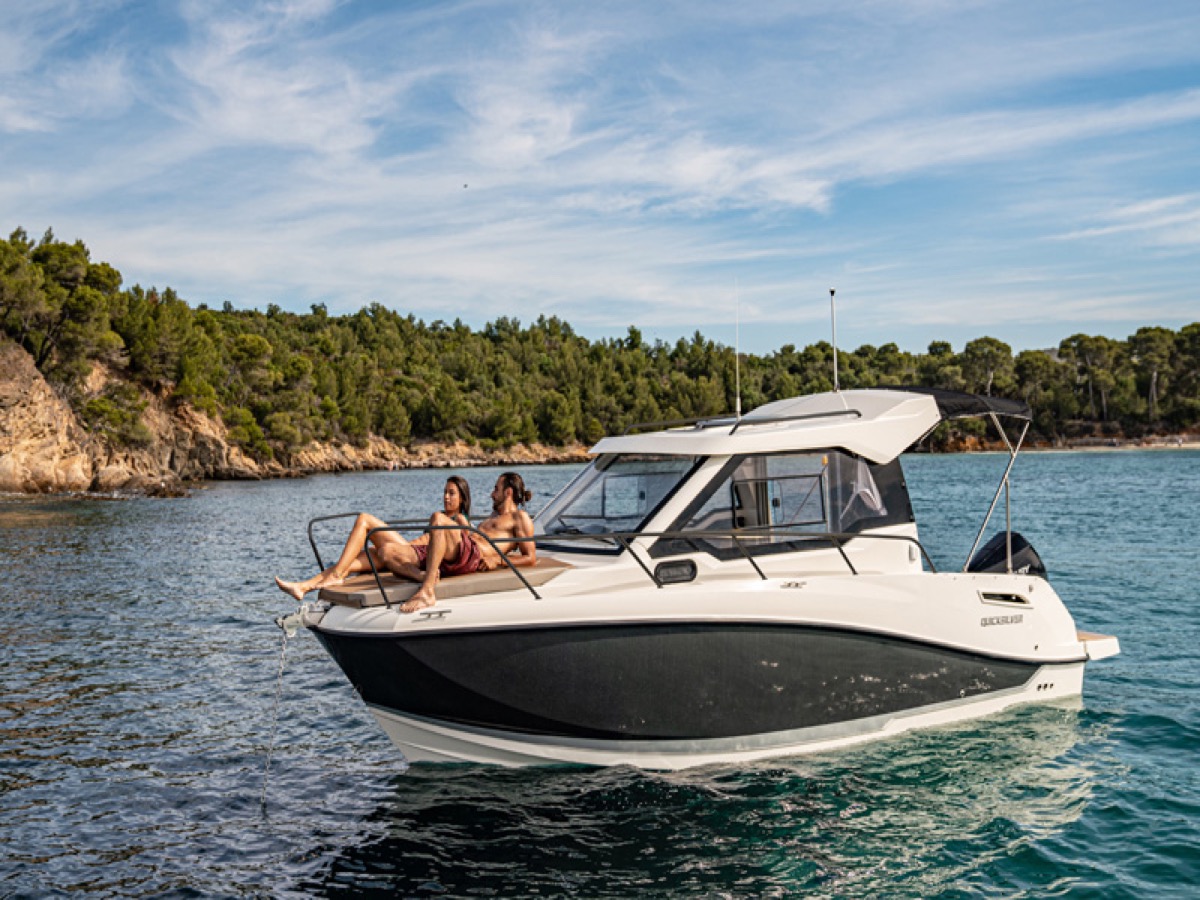 Activ 705 Weekend bow lounge deck