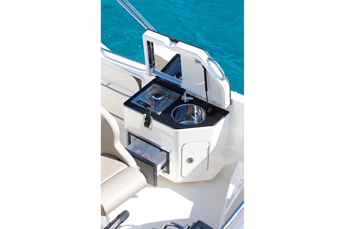 Activ 755 Sundeck 驾驶台与厨房区