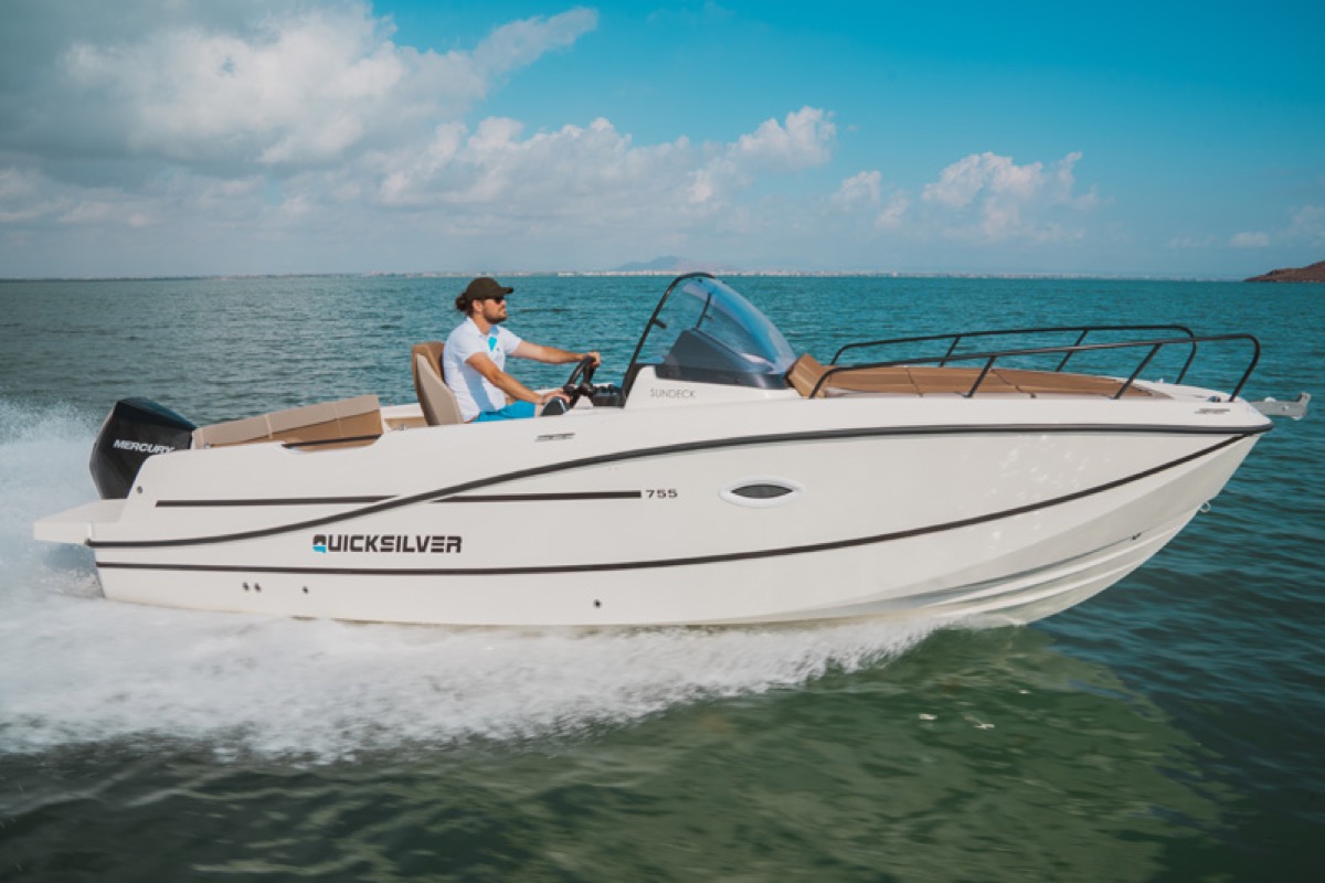 Activ 755 Sundeck 高速巡航侧影