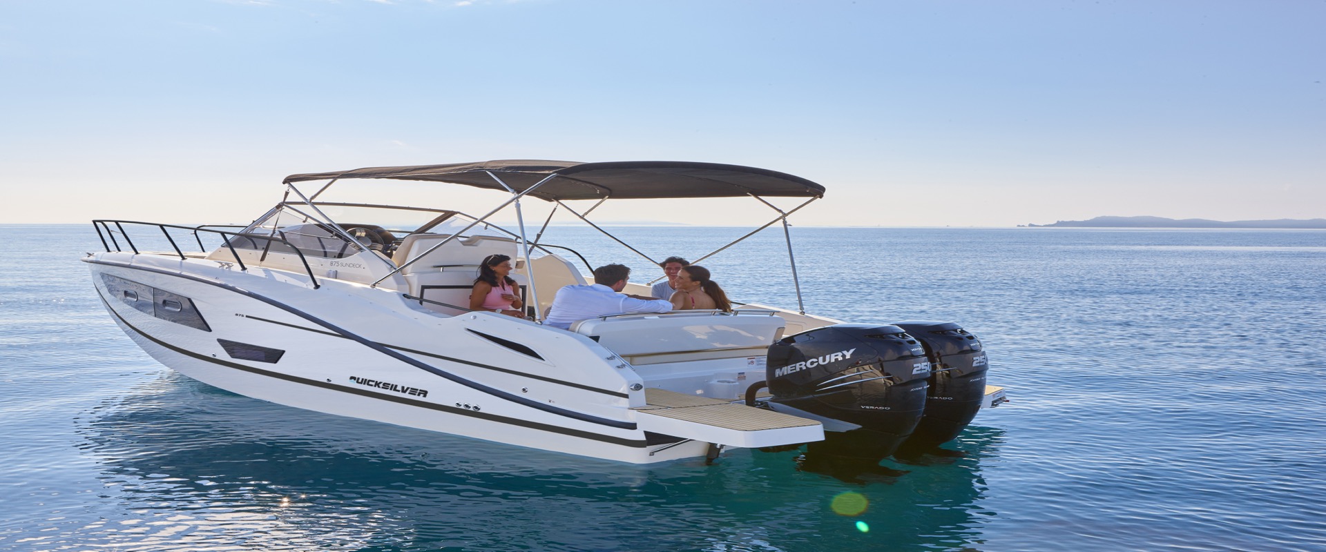Quicksilver Activ 875 Sundeck 在澄淨海面上巡航