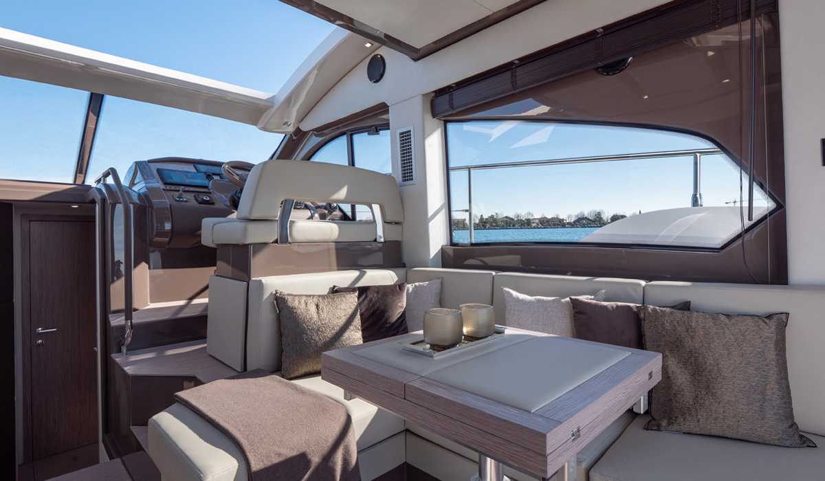 C42 saloon dinette