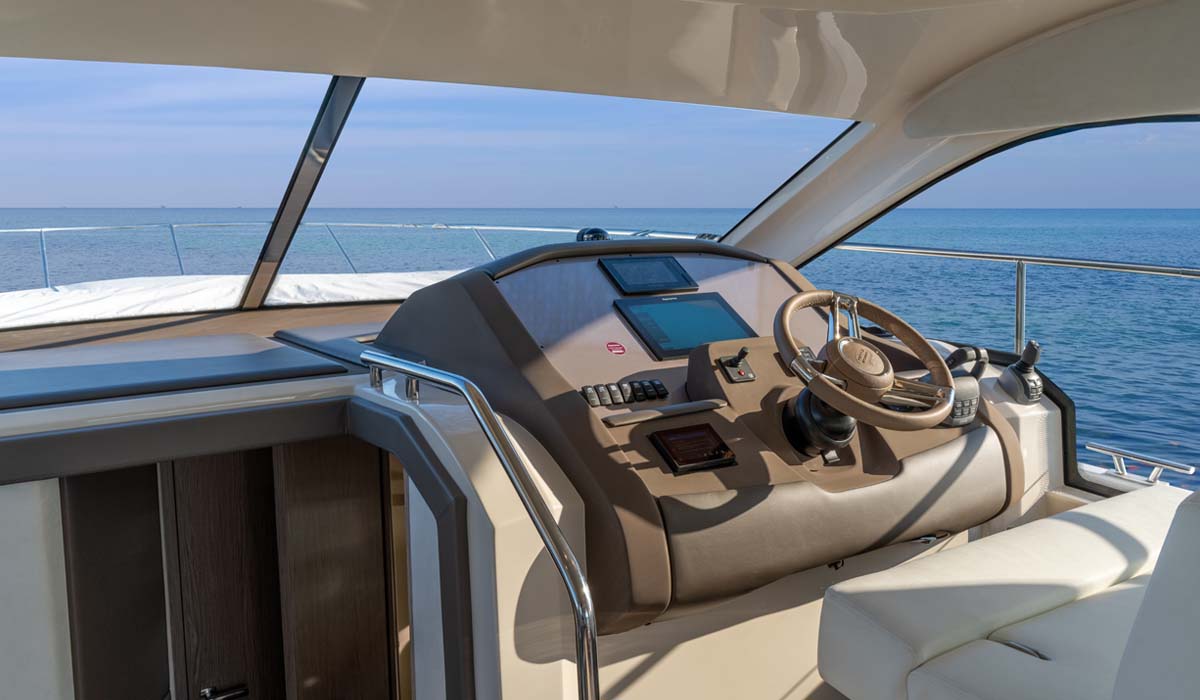 Fly 42 flybridge helm