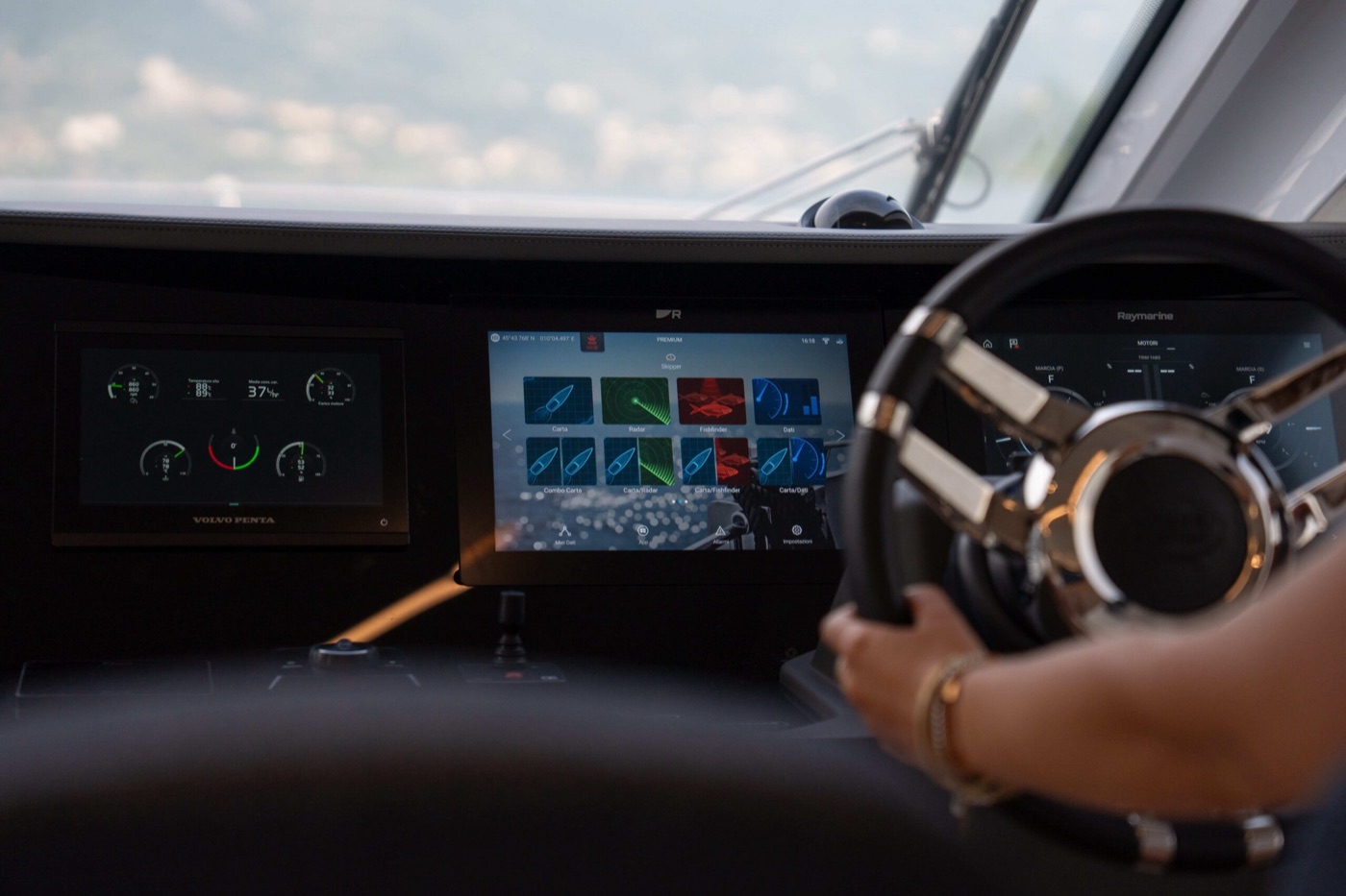 Fly 48 — Helm with Volvo Penta and Raymarine screens
