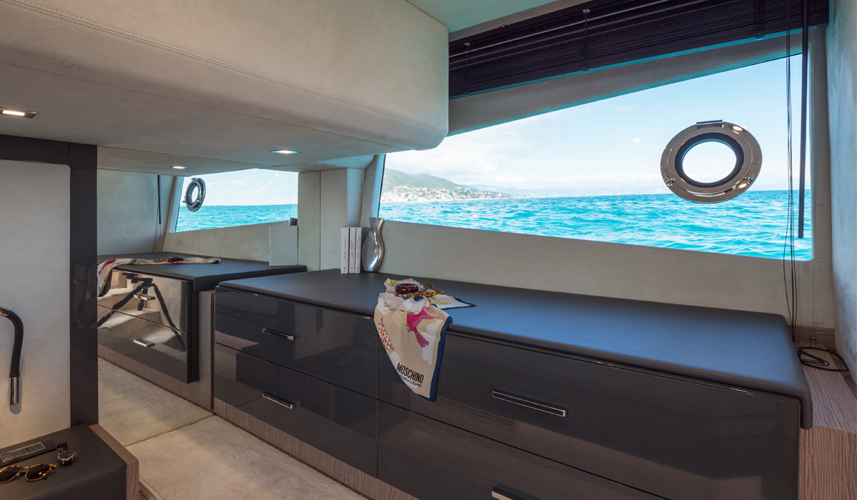 Fly 54 owner cabin