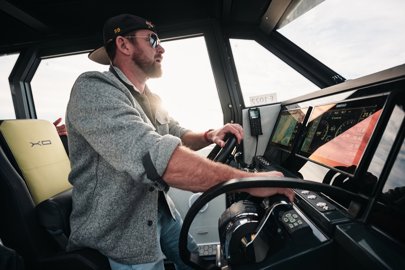 駕駛員在 Simrad 雙屏前操舵