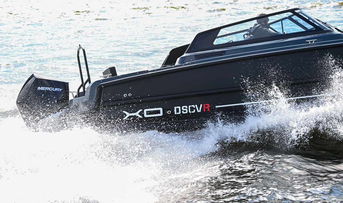 DSCVR 9 Open stern quarter running at speed with hull branding