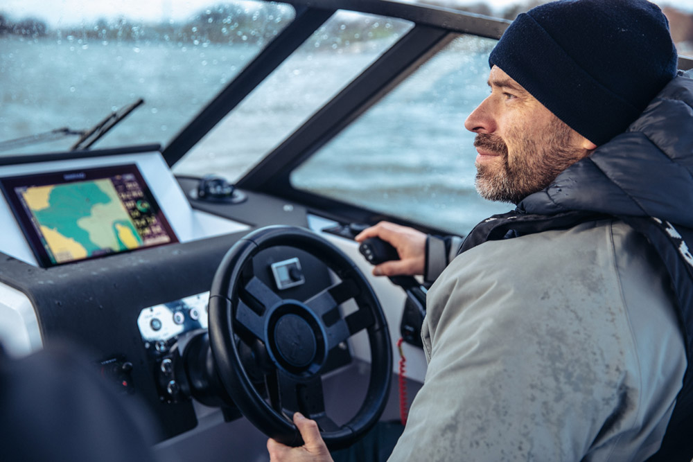 DSCVR 9 T-Top 驾驶台与 Simrad 海图仪