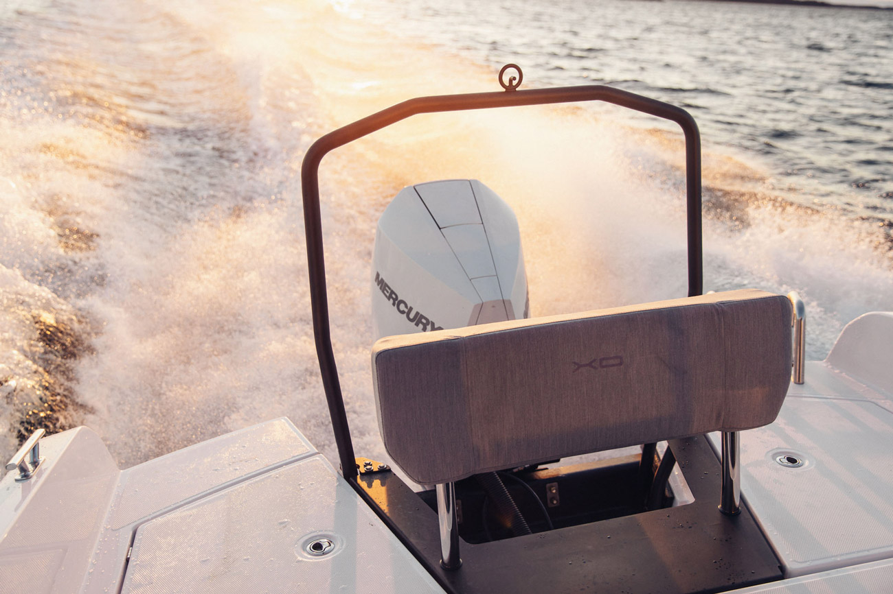 EXPLR 9 stern wake at speed